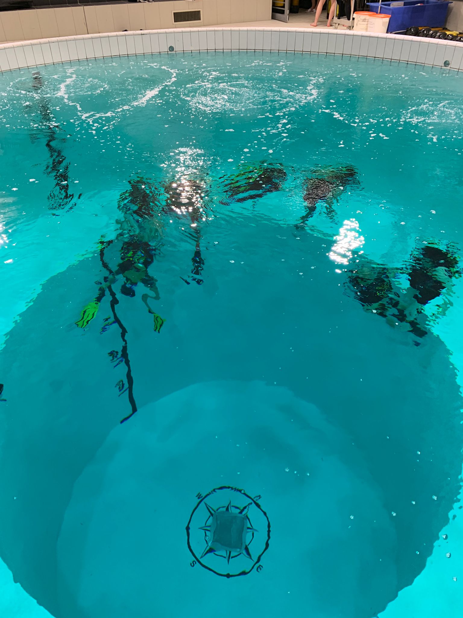 Fosse au Centre aquatique Youri-Gagarine à Argenteuil mise à disposition pour baptême de plongée de personnes en situation de handicap accompagnées par l'équipe de l'association Balnéo-Handicap (Hôpital de Garches)